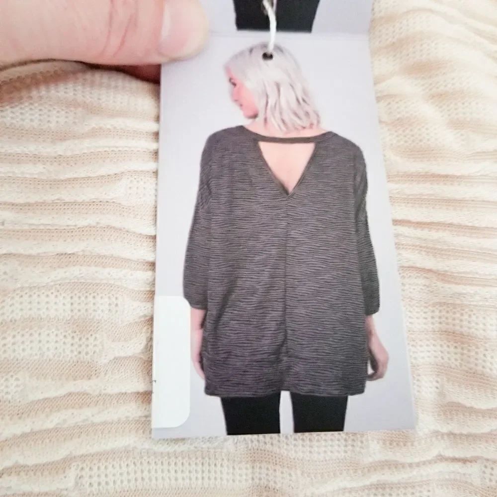 Simply Noelle textured top w/pockets oversized - Picture 7 of 10